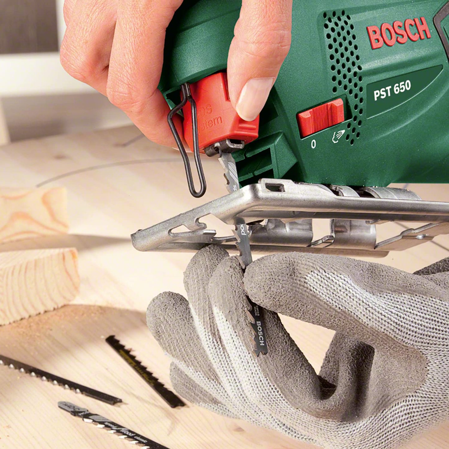 Bosch Stichsäge (PST 650): 500 Watt, Schnitttiefe in Stahl/Holz 4mm/65mm, im Koffer