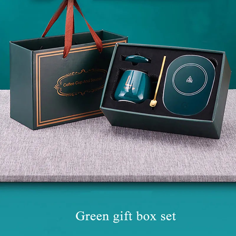Coffret cadeau à café dans une boîte chauffante - tasse à café et cuillère