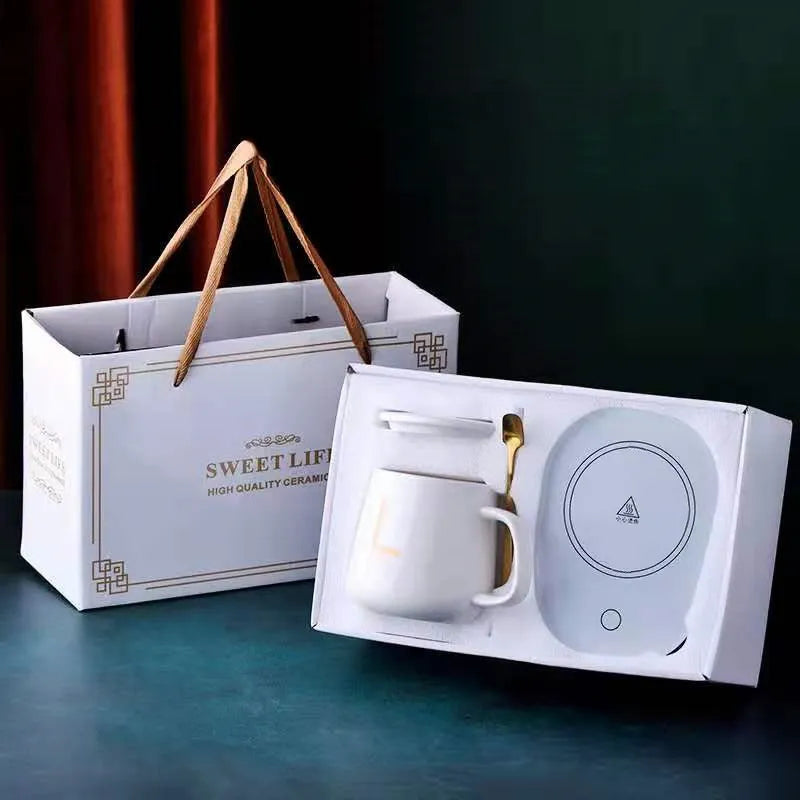 Coffret cadeau à café dans une boîte chauffante - tasse à café et cuillère