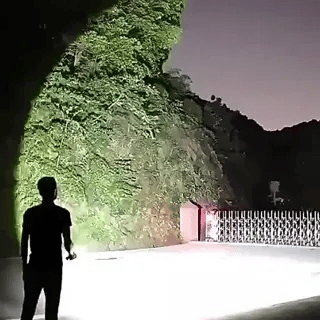 Leistungsstarke XHP50 LED-Taschenlampe: 4 Kern mit Zoom | USB-Ladefunktion - Preview GIF